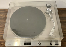 Load image into Gallery viewer, Toshiba Aurex SR-Q550 Direct Drive Quartz Lock Turntable Fully Working